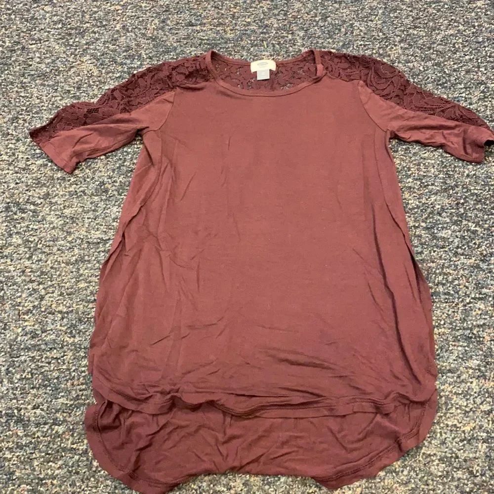 Old Navy laced maroon top sz. XS